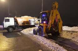 Комунальники прибирають сніг з вулиць столиці