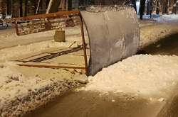 У Києві зупинка громадського транспорту втомилася і впала