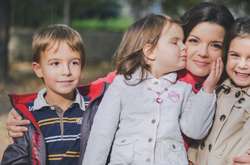  Марічка Падалко разом з дітьми: сином Михайлом і доньками Марією та Катериною 