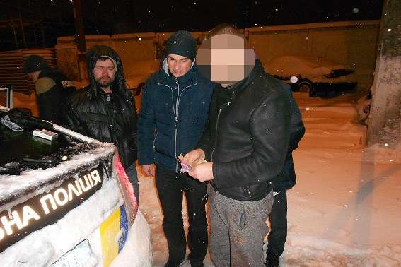 Напав із ножем: у Києві водій таксі викрав іноземця