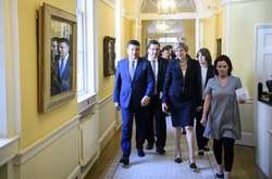  Гройсман и его переводчик с премьер-министром Великобритании Терезой Мэй 