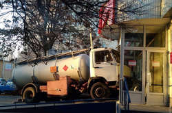 В Одесі бензовоз протаранив п'ять машин і в'їхав в магазин