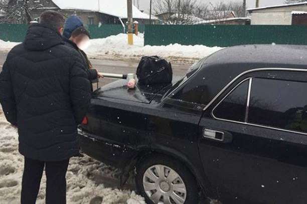 На Київщині поліція зупинила авто зі збагаченим ураном