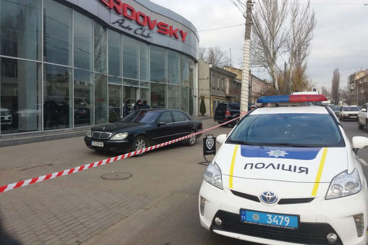 Стрілянина у Одесі: поліція штурмувала автосалон, в якому засіли бандити (фото)