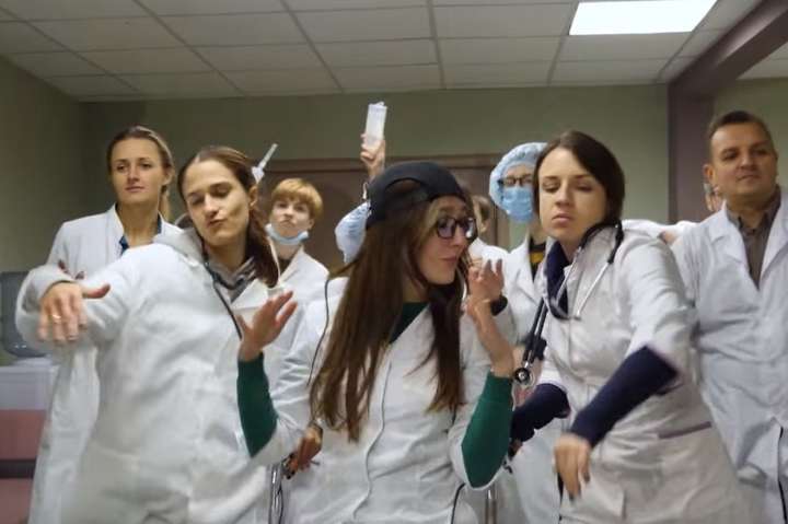 Українські медики зачитали реп, щоб «достукатися» до пацієнтів 