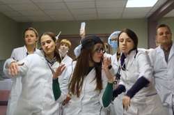 Українські медики зачитали реп, щоб «достукатися» до пацієнтів 