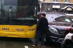 У центрі Києва «герої парковки» заблокували рух громадського транспорту (фото)