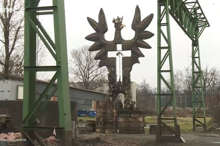 Депутати обурились намірами встановити у Польщі скандальний пам’ятник з дитиною на вилах