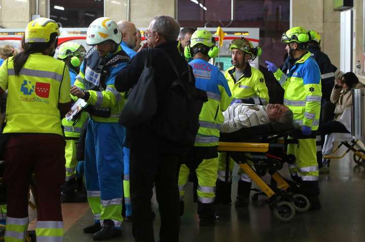 В Іспанії приміський потяг в’їхав в огорожу: десятки постраждалих