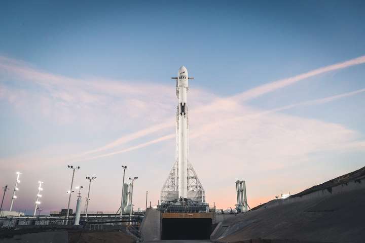 SpaceX запустила ракету із десятьма супутниками зв'язку