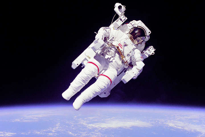 Помер астронавт, що першим вийшов у відкритий космос у вільному польоті