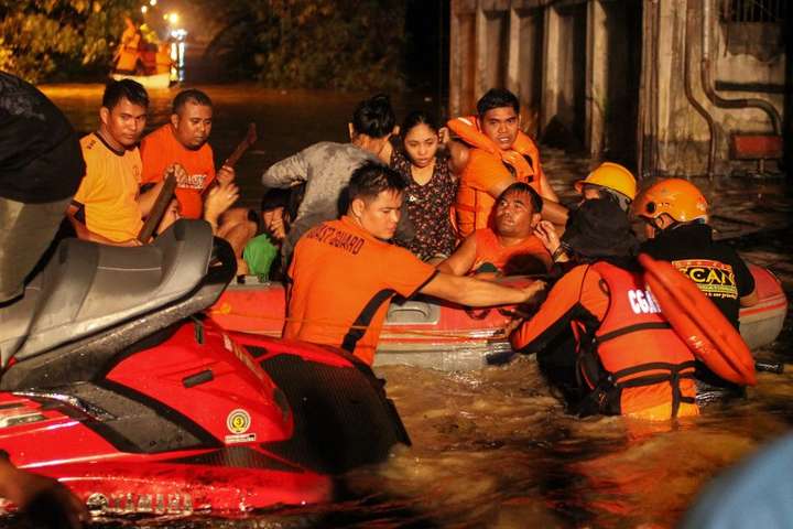 Від шторму на Філіппінах загинули щонайменше 74 людини