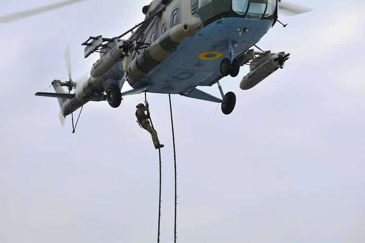 Військові з Донеччини відпрацювали десантування з вертольота