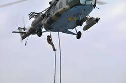 Військові з Донеччини відпрацювали десантування з вертольота