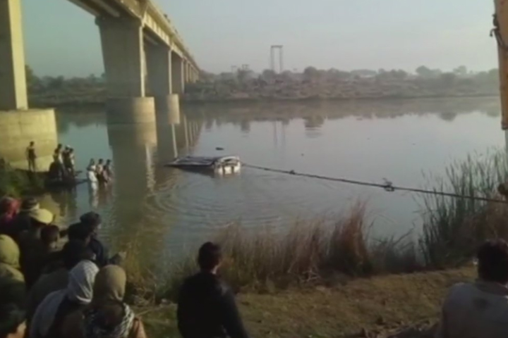 В Індії через падіння автобуса в річку загинули 33 людини
