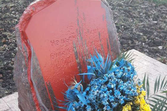 Вандали облили фарбою пам'ятник в Одесі воїнам, загиблим в АТО