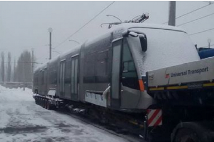 До Києва прибув новий швидкісний трамвай