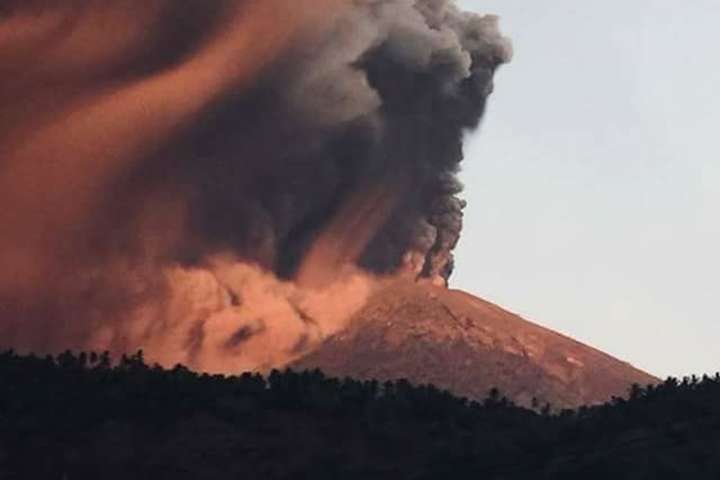 На Балі сталося виверження вулкана Агунг