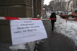 Попередження про падіння снігу та буруль у центрі Києва