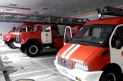 У центрі Києва обвалилася стіна між будинками: привалило дві автівки