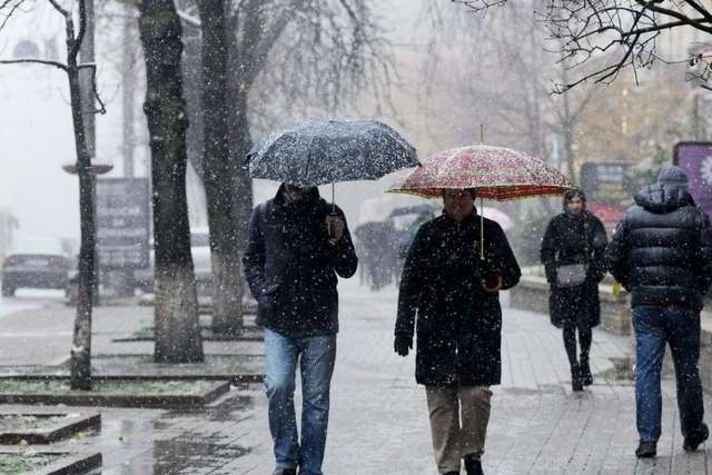 Синоптики оголосили штормове попередження на заході та сході України