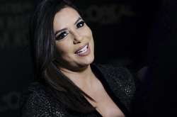 Ева Лонгория показала округлившийся животик