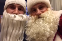 Брати Клички в костюмах Дідів Морозів привітали вболівальників з Різдвом (відео)