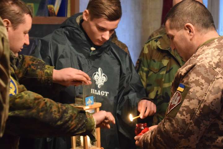 Українським військовим в зоні АТО передали Вифлеємський вогонь миру
