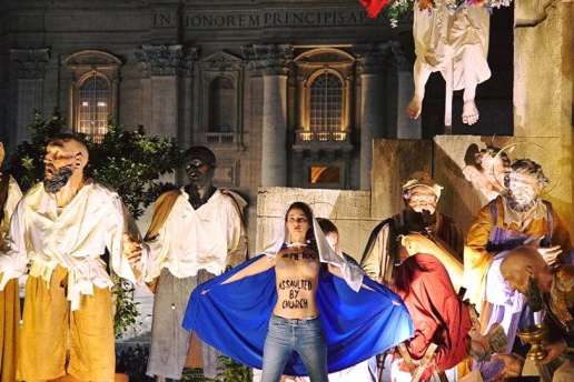 Активістка Femen оголилася у Ватикані перед різдвяною службою (фото)
