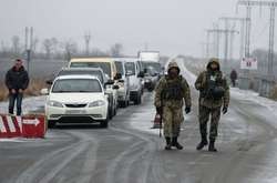 На лінії розмежування в зоні АТО у чергах стоять близько 500 автомобілів