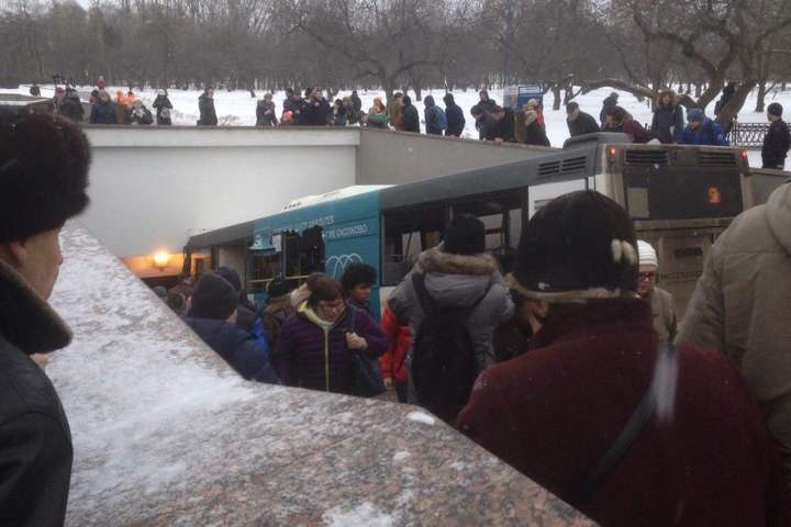 У Москві автобус в'їхав в підземний перехід, є жертви