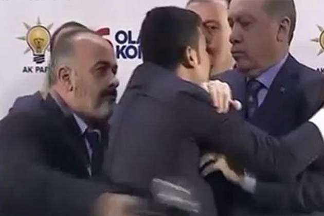 Чоловік у Туреччині налякав Ердогана обіймами 
