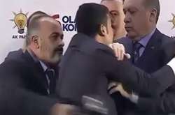 Чоловік у Туреччині налякав Ердогана обіймами 