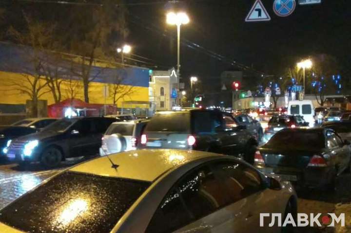 Водій «Мазди» паралізував рух у середмісті столиці, де йде святкування Різдва