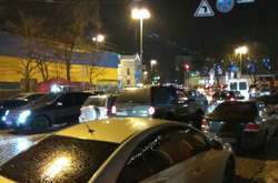 Водій «Мазди» паралізував рух у середмісті столиці, де йде святкування Різдва