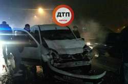 Одна з пошкоджених автівок