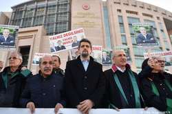 Акція протесту проти ув'язнення співробітників Cumhuriyet