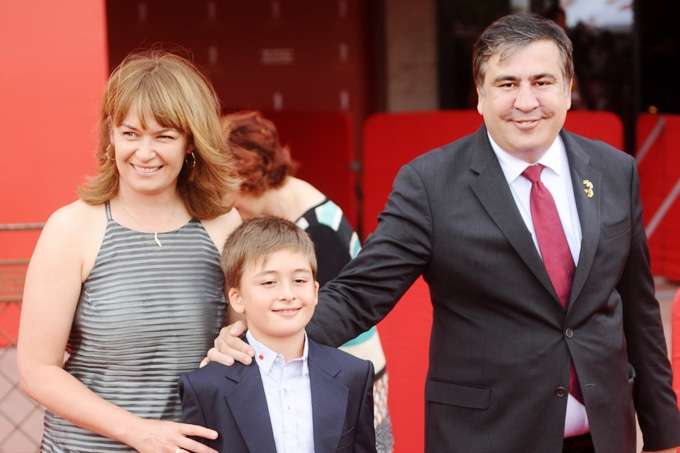 Михеил Саакашвили с семьей - Украинские политики оккупировали Борисполь: Разлетаются по миру на Новый год