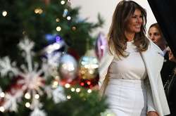 Переборщила с фильтрами: Меланию Трамп высмеяли за селфи в новогоднем колпаке