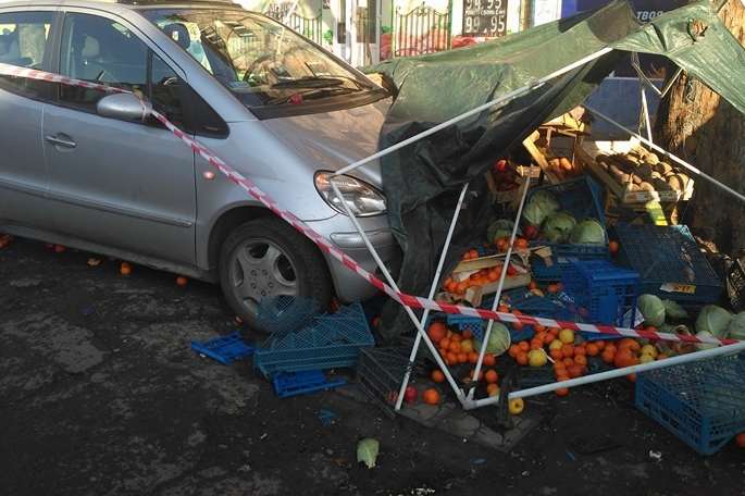 В Ужгороде Mercedes протаранил торговый ряд, есть пострадавшие
