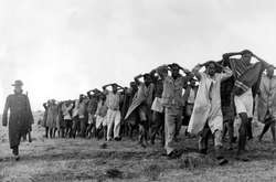  Кенійці, затримані під час повстання Мау Мау в 1950-х роках&nbsp; 
  