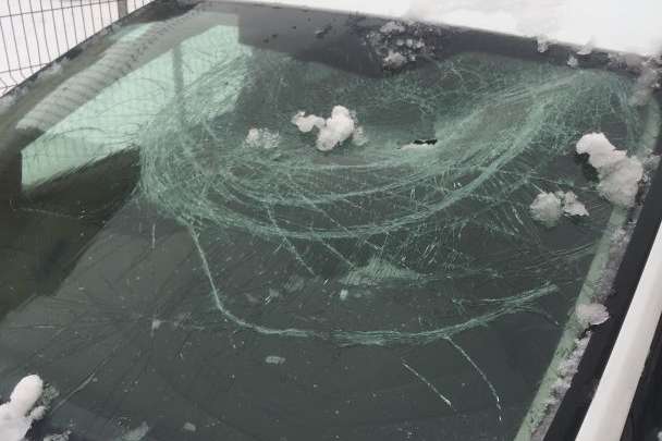 Под Киевом сосульки массово побили автомобили (фото)