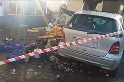 В Ужгороді жінка-водій влетіла на автівці в продуктовий ринок