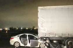 У Києві автівка Uber на повному ходу влетіла у вантажівку