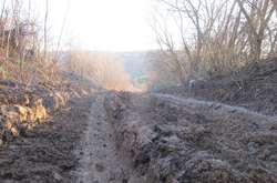 Структури, які займаються розробкою родовища каміню-піщаника на Вінничині перетворили дорогу, якою користуються мешканці села Франківка на непрохідну танкову директрису