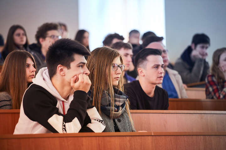 Уряд Угорщини виділив стипендії на навчання для студентів з України