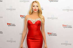 Оля Полякова на премьере фильма «Свингеры» поцеловала женщину в губы 