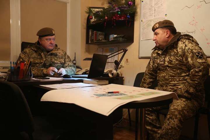 Освобождение из плена украинцев: Порошенко прибыл на Донбасс