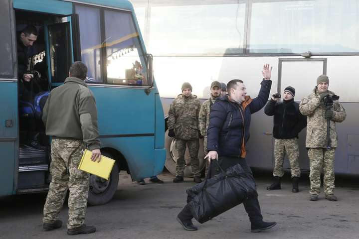 Обмін полоненими: за уточними даними Україна повернула 73 людини, на окуповані території виїхало 233 особи 