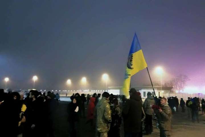 Звільнені з полону бойовиків українці вилітають до Києва
